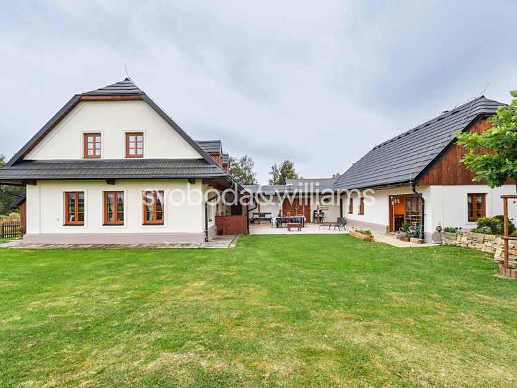 Prodej rodinného domu 350 m², pozemek 1 200 m² - foto 2