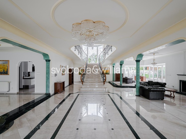 Prodej rodinného domu 1 303 m², pozemek 2 240 m² - foto 4