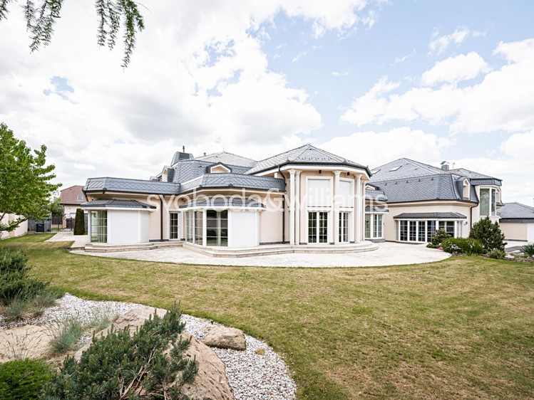 Prodej rodinného domu 1 303 m², pozemek 2 240 m² - foto 2