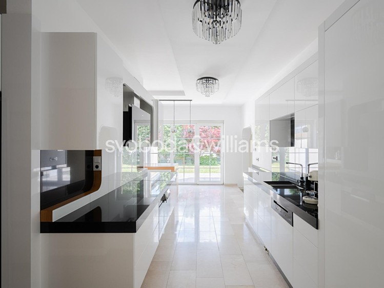 Prodej rodinného domu 1 303 m², pozemek 2 240 m² - foto 6