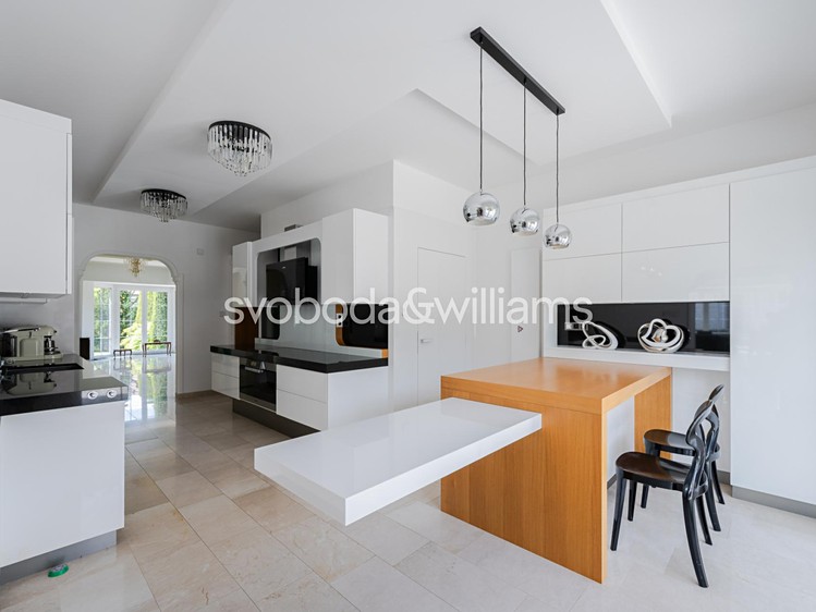 Prodej rodinného domu 1 303 m², pozemek 2 240 m² - foto 5