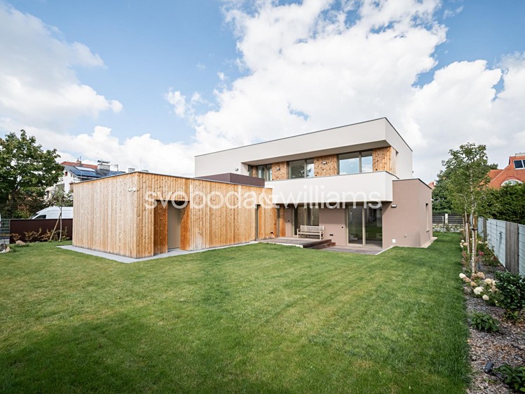 Prodej vily 291 m², pozemek 739 m² - foto 1