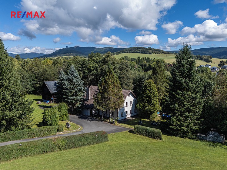 Prodej rodinného domu 280 m², pozemek 16 338 m² - foto 2