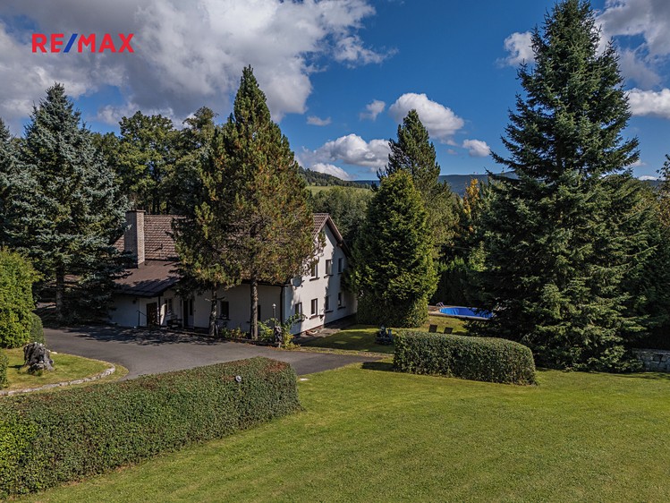 Prodej rodinného domu 280 m², pozemek 16 338 m² - foto 1
