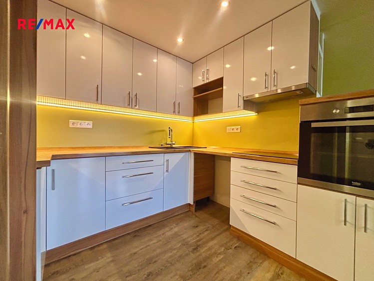 Prodej rodinného domu 259 m², pozemek 556 m² - foto 2
