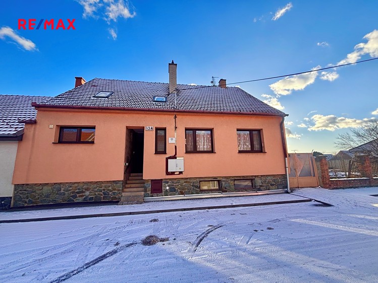 Prodej rodinného domu 259 m², pozemek 556 m² - foto 1