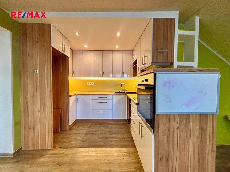 Prodej rodinného domu 259 m², pozemek 556 m² - foto 4