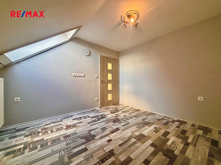 Prodej rodinného domu 259 m², pozemek 556 m² - foto 6