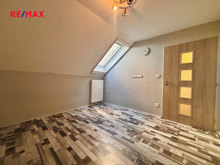 Prodej rodinného domu 259 m², pozemek 556 m² - foto 7