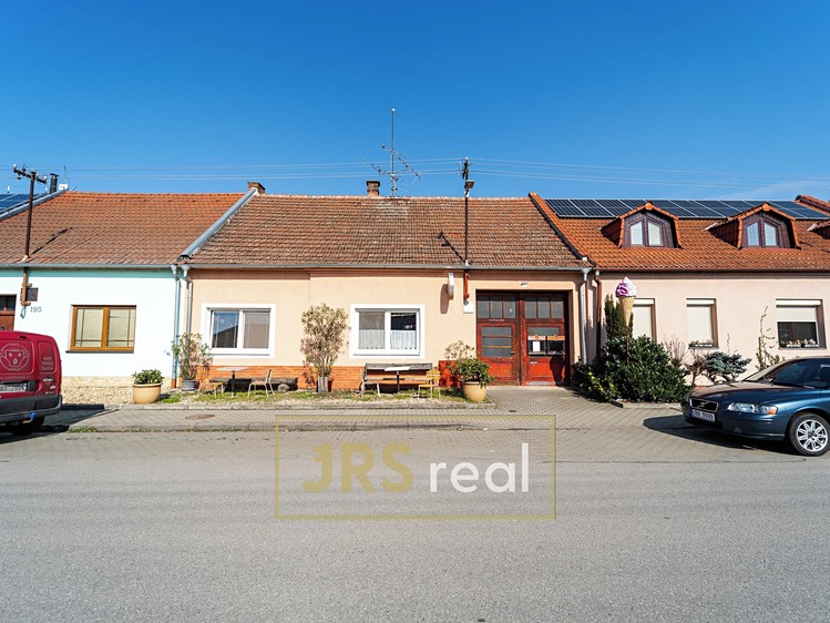 Prodej rodinného domu 240 m², pozemek 1 034 m² - foto 1