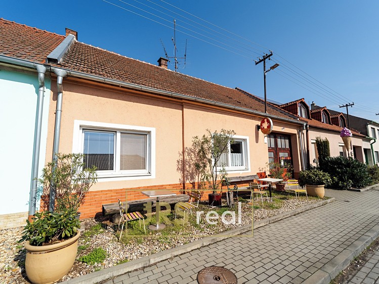 Prodej rodinného domu 240 m², pozemek 1 034 m² - foto 2