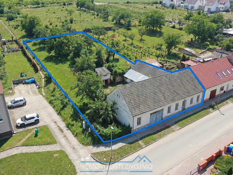Prodej rodinného domu 284 m², pozemek 1 670 m² - foto 1
