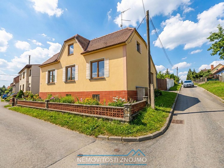 Prodej rodinného domu 240 m², pozemek 558 m² - foto 1