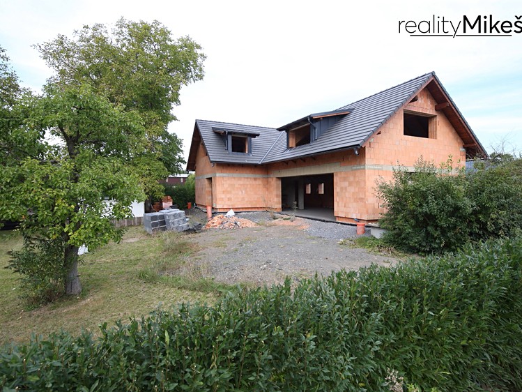 Prodej rodinného domu 252 m², pozemek 1 445 m² - foto 2