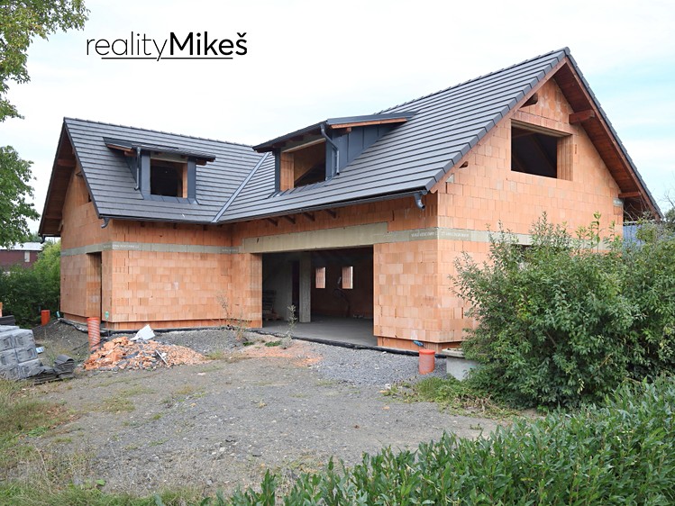 Prodej rodinného domu 252 m², pozemek 1 445 m² - foto 1