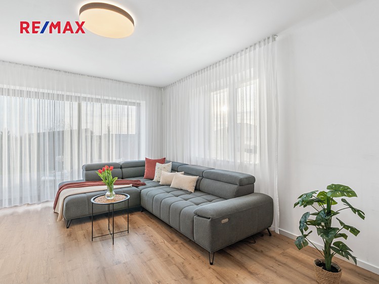 Prodej rodinného domu 316 m², pozemek 736 m² - foto 4