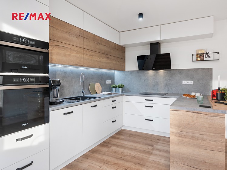Prodej rodinného domu 316 m², pozemek 736 m² - foto 2