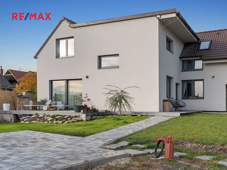 Prodej rodinného domu 316 m², pozemek 736 m² - foto 1