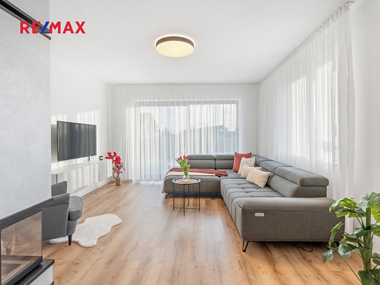 Prodej rodinného domu 316 m², pozemek 736 m² - foto 3