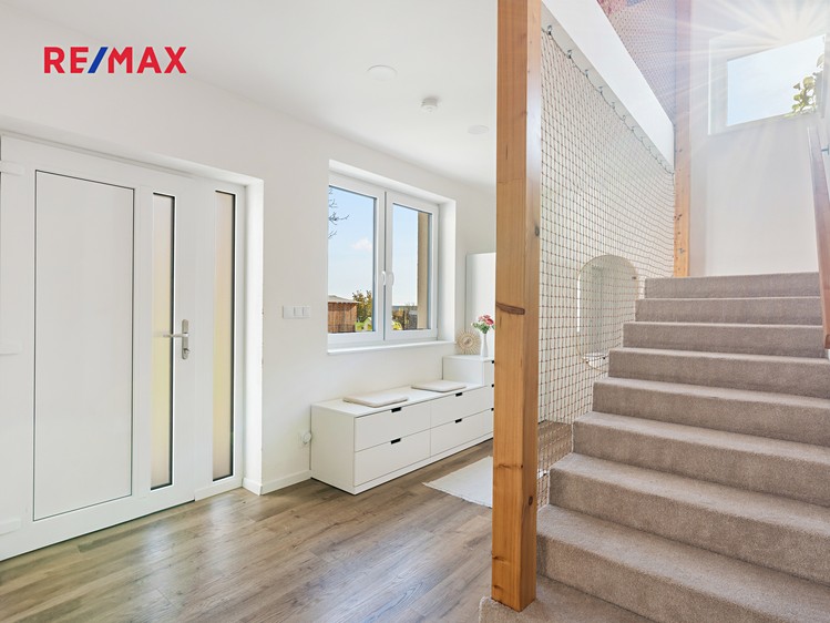 Prodej rodinného domu 316 m², pozemek 736 m² - foto 8