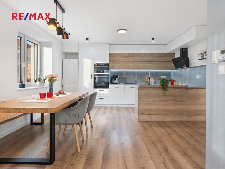 Prodej rodinného domu 316 m², pozemek 736 m² - foto 7