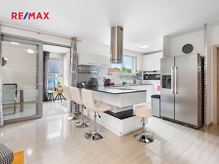 Prodej rodinného domu 265 m², pozemek 701 m² - foto 2