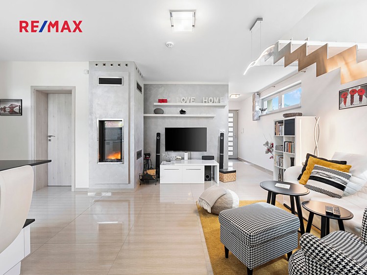 Prodej rodinného domu 265 m², pozemek 701 m² - foto 4