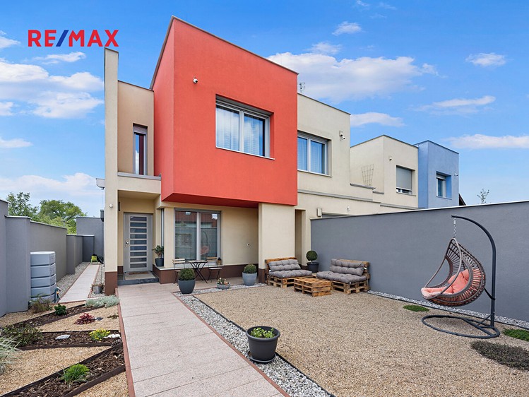 Prodej rodinného domu 265 m², pozemek 701 m² - foto 1