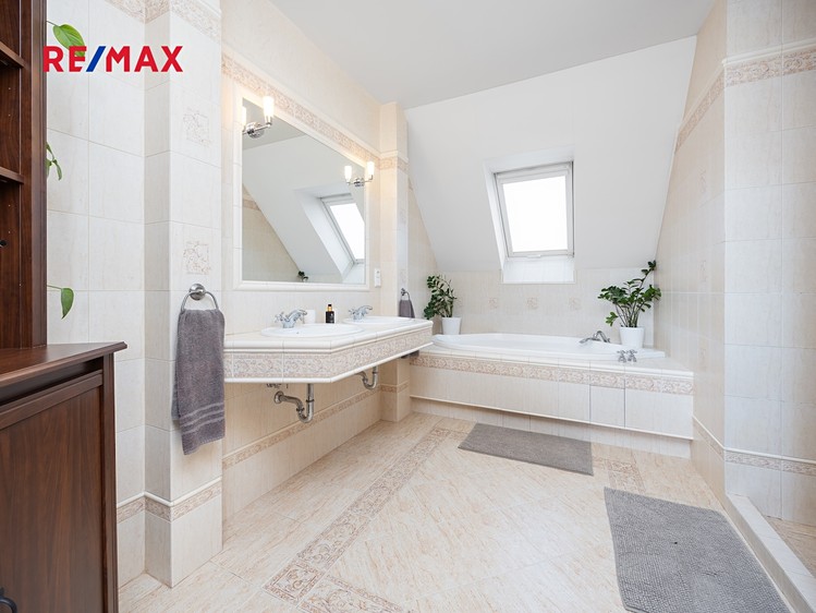Prodej rodinného domu 350 m², pozemek 3 497 m² - foto 8