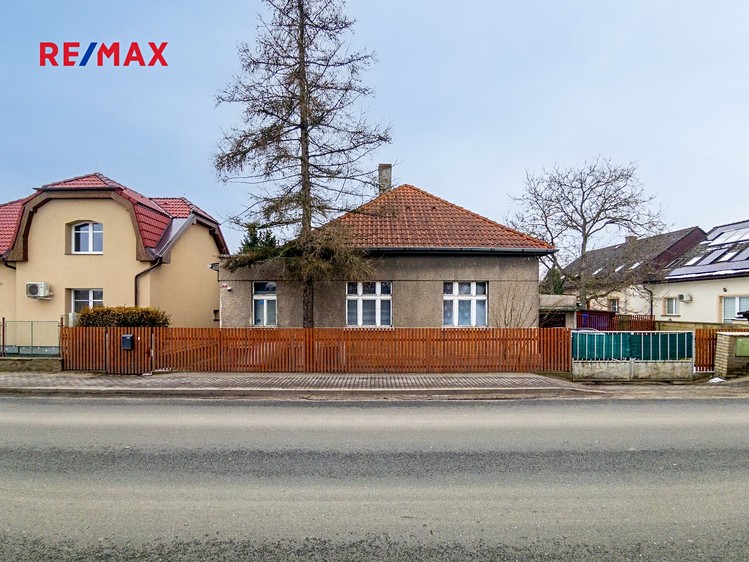 Prodej podílu 1/2 rodinného domu 75 m², pozemek 899 m² - foto 1