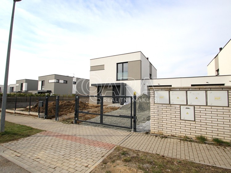 Pronájem rodinného domu 175 m², pozemek 810 m² - foto 1