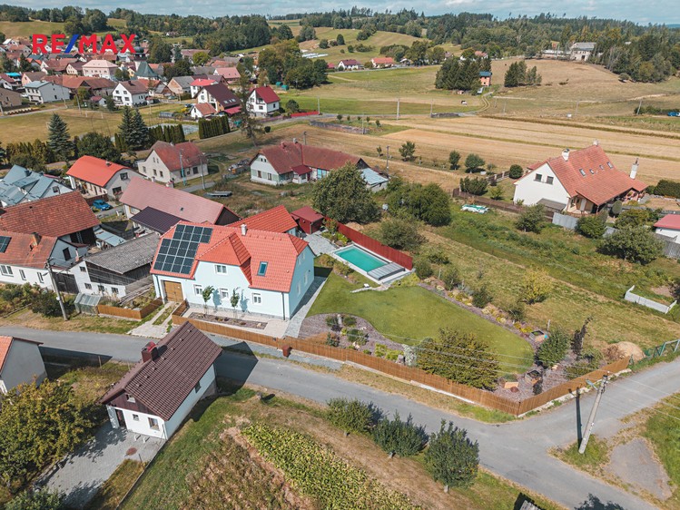 Pronájem rodinného domu 310 m², pozemek 1 227 m² - foto 1