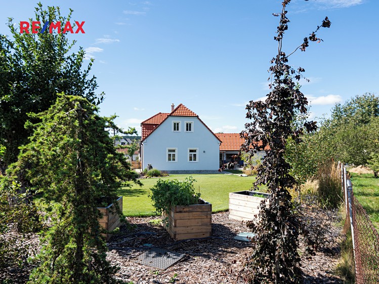 Pronájem rodinného domu 310 m², pozemek 1 227 m² - foto 2