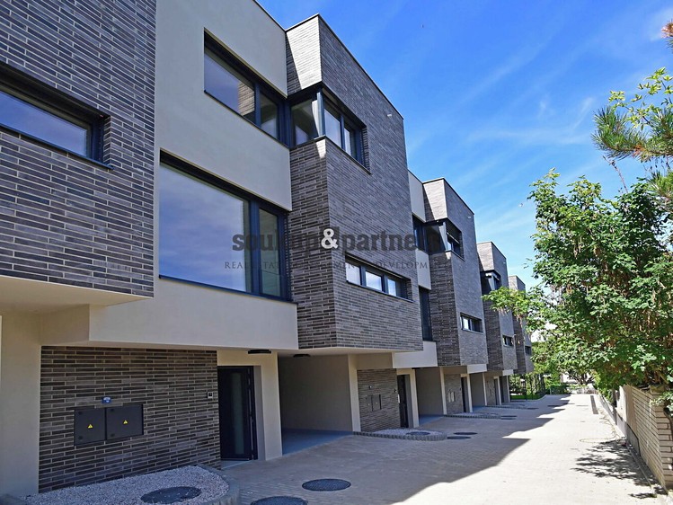Pronájem rodinného domu 220 m², pozemek 132 m² - foto 1