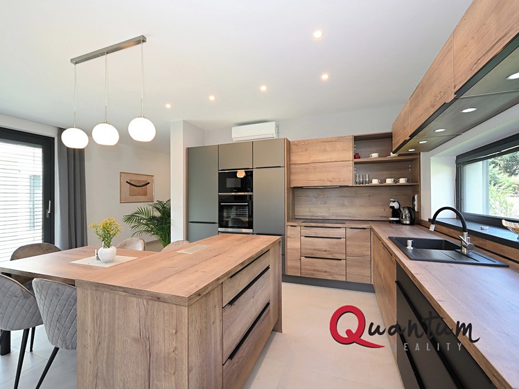 Pronájem rodinného domu 250 m², pozemek 952 m² - foto 6