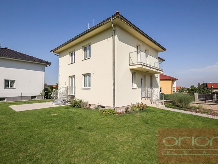 Pronájem rodinného domu 280 m², pozemek 822 m² - foto 1