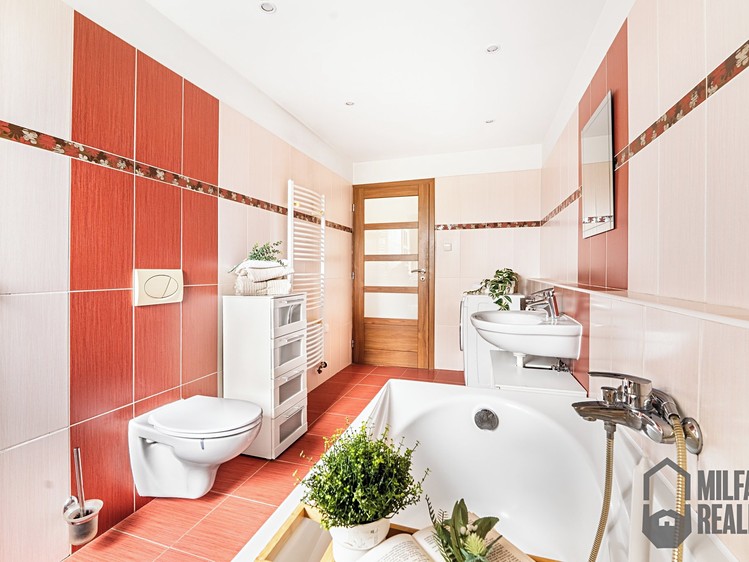 Pronájem rodinného domu 140 m², pozemek 1 018 m² - foto 8
