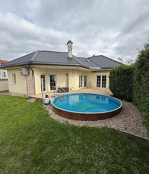 Pronájem rodinného domu 145 m², pozemek 1 049 m² - foto 1
