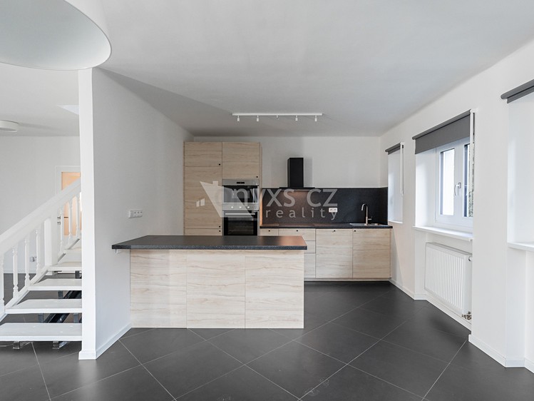 Pronájem rodinného domu 240 m², pozemek 492 m² - foto 2