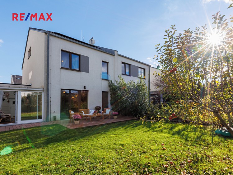 Pronájem rodinného domu 240 m², pozemek 278 m² - foto 1