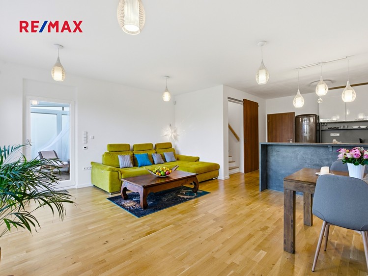 Pronájem rodinného domu 240 m², pozemek 278 m² - foto 7
