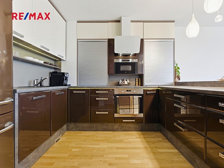 Pronájem rodinného domu 240 m², pozemek 278 m² - foto 8