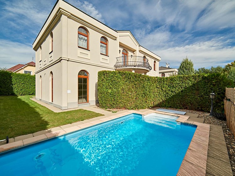 Pronájem vily 270 m², pozemek 539 m² - foto 1
