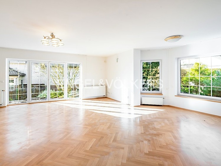 Pronájem rodinného domu 403 m², pozemek 999 m² - foto 1