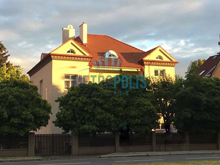 Pronájem rodinného domu 241 m², pozemek 150 m² - foto 1
