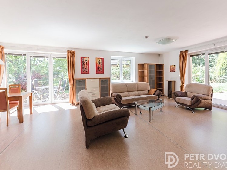 Pronájem rodinného domu 176 m², pozemek 1 209 m² - foto 1