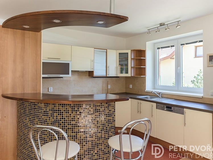 Pronájem rodinného domu 176 m², pozemek 1 209 m² - foto 4