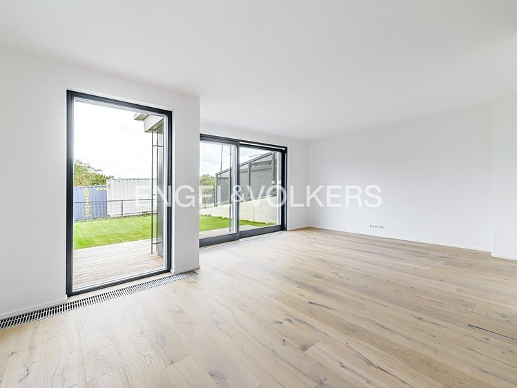 Pronájem rodinného domu 194 m², pozemek 226 m² - foto 1