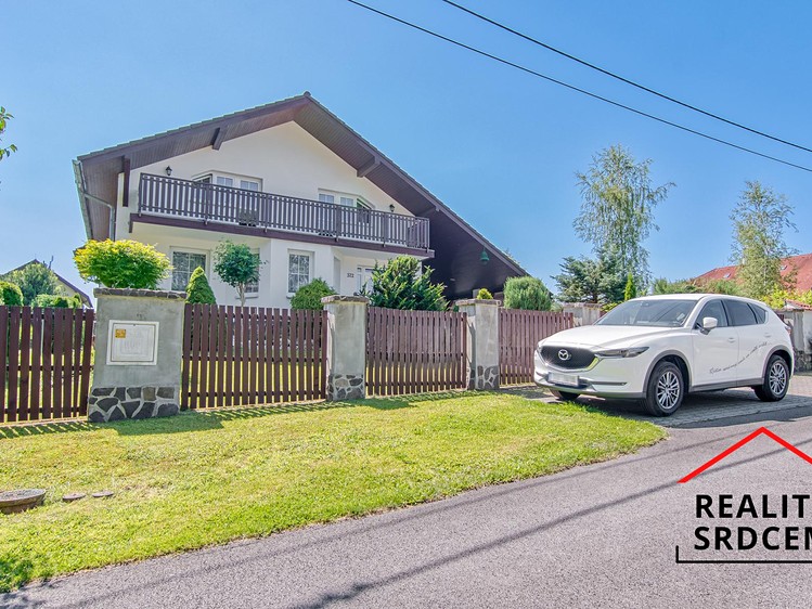 Pronájem rodinného domu 262 m², pozemek 950 m² - foto 1