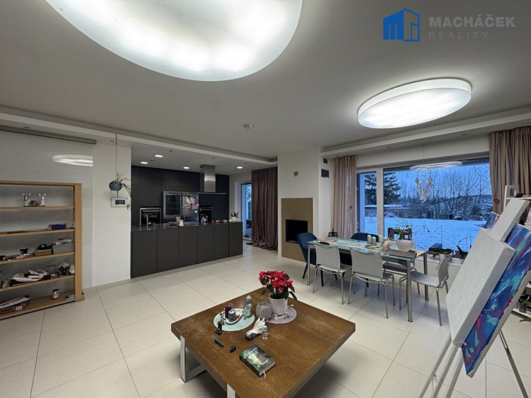 Pronájem rodinného domu 261 m², pozemek 1 505 m² - foto 2